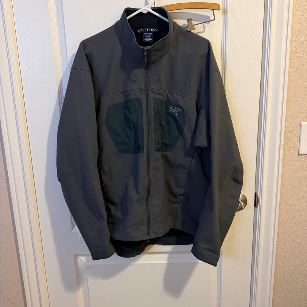 Arc'teryx Men's Dark Gray Performance Jacket